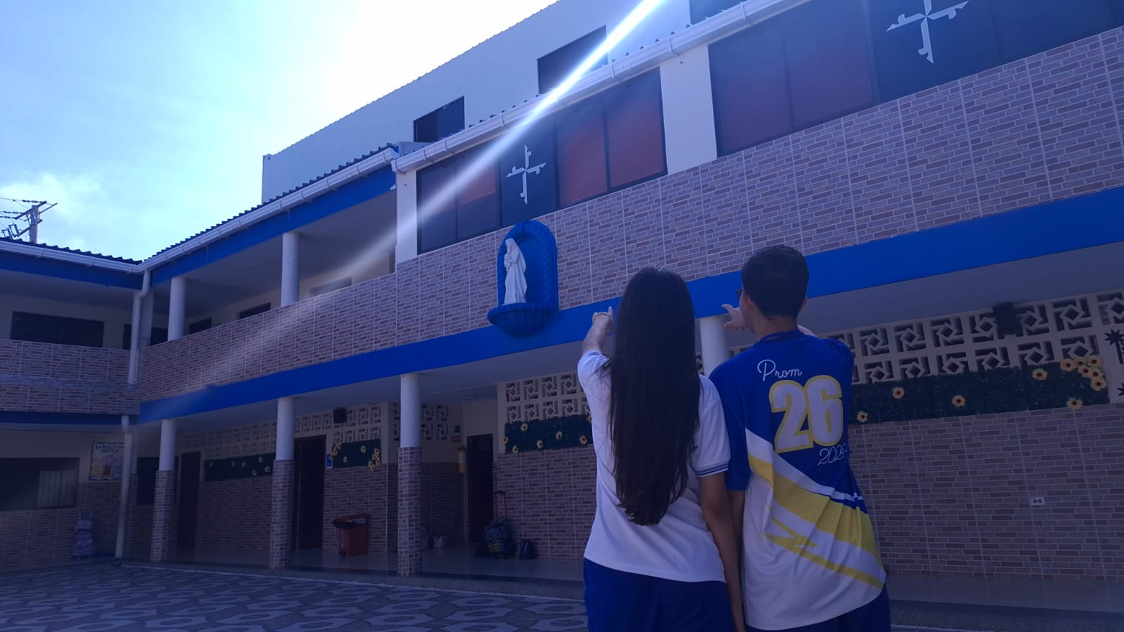 Estudiantes del Nazareth señalando la imagen de la Virgen María