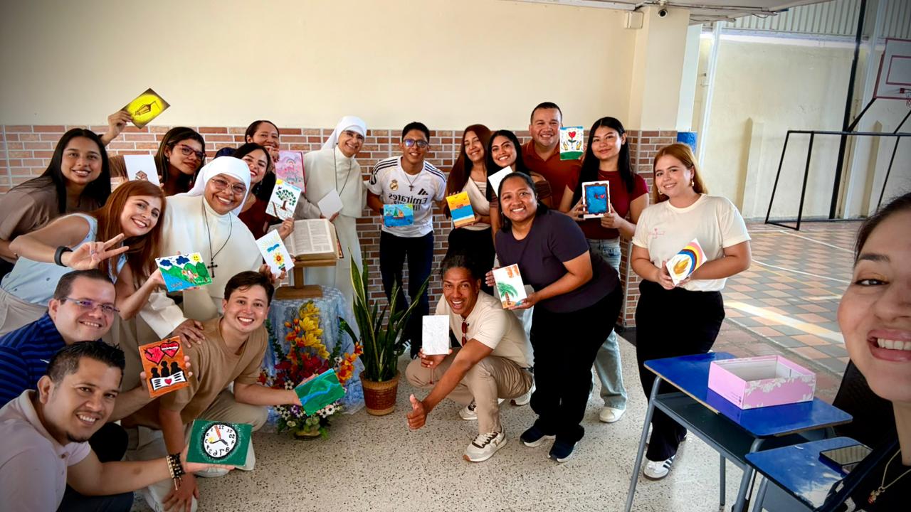 Formación docente en el Nazareth: hermanas y equipo educador compartiendo sus trabajos de la jornada