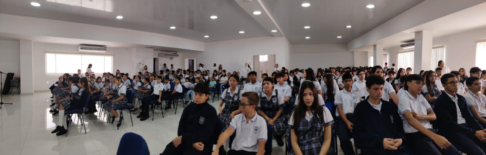Comunidad estudiantil reunida en jornada acad&eacute;mica institucional