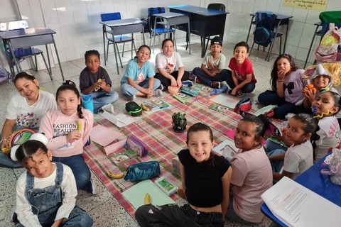 Docentes y estudiantes compartiendo una experiencia acad&eacute;mica