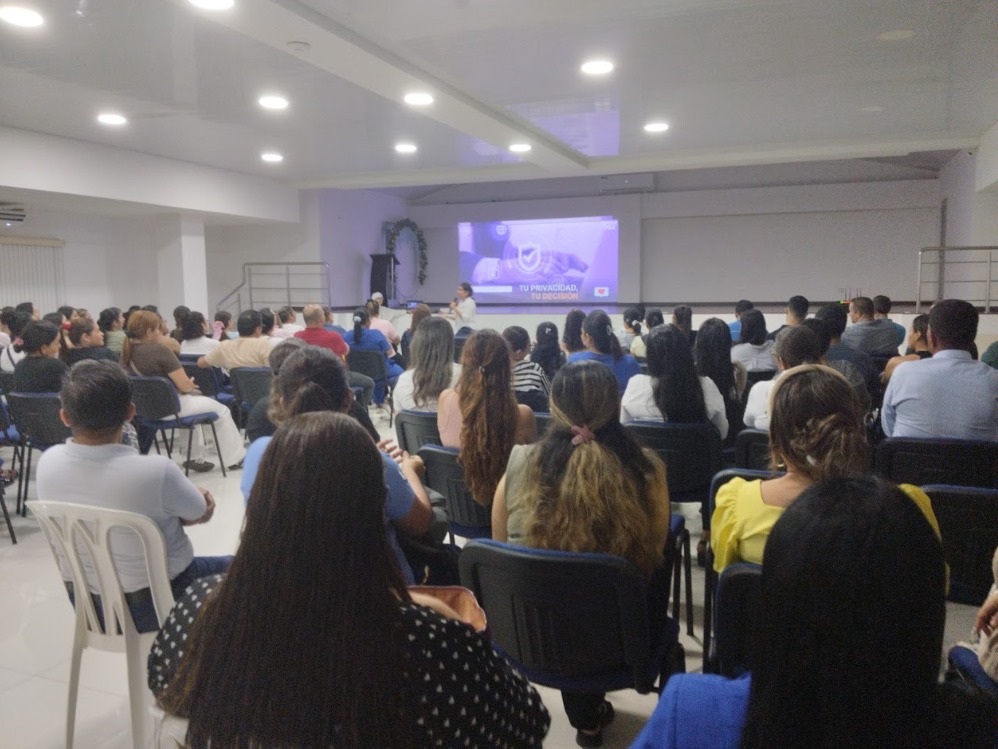 Padres de familia participando en una sesi&oacute;n de formaci&oacute;n de la Escuela de Padres