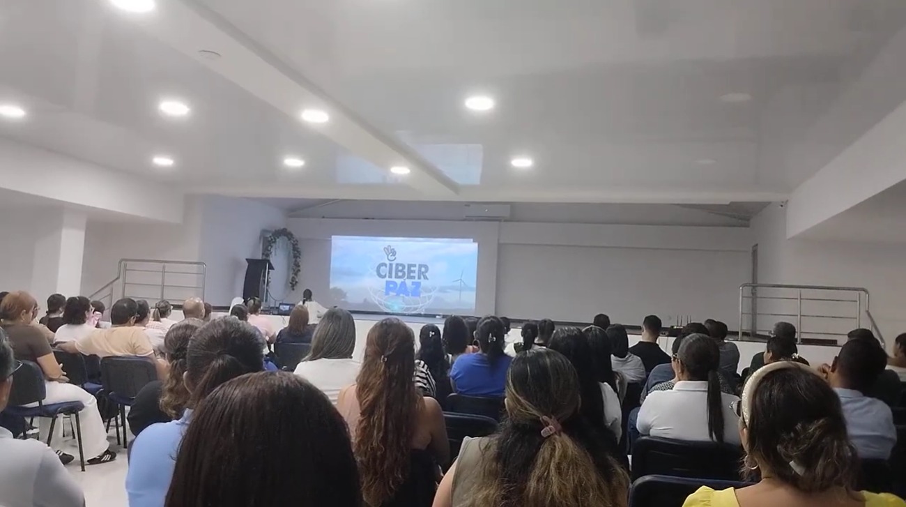 Padres de familia asistiendo a la charla Ciberpaz sobre uso responsable de la tecnolog&iacute;a