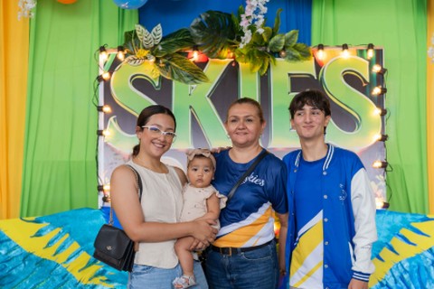 Familia completa celebrando junto a un estudiante del Nazareth