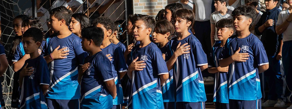 Estudiantes del Nazareth entonando el himno con respeto