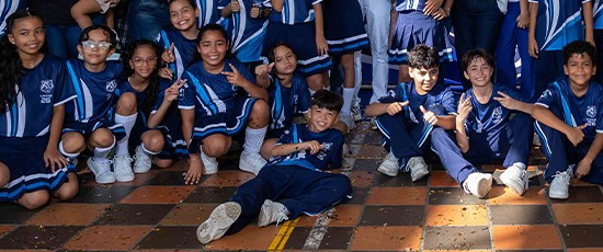 Grupo de estudiantes del Nazareth compartiendo en comunidad